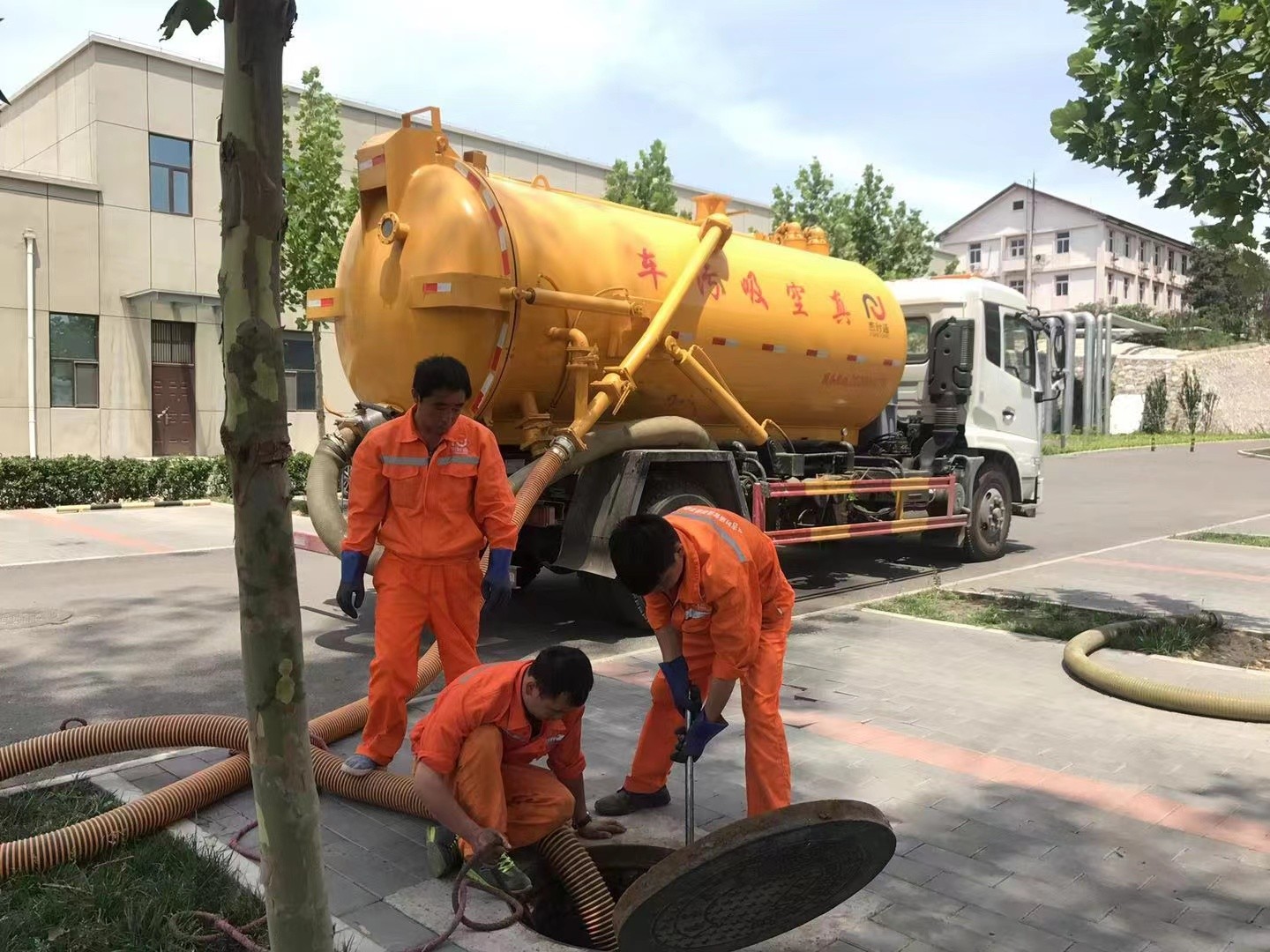 启东管道疏通车停在窨井附近