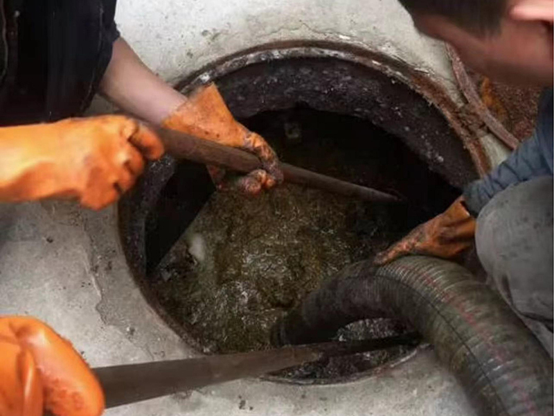 启东清理化粪池时如何避免沼气的危害？